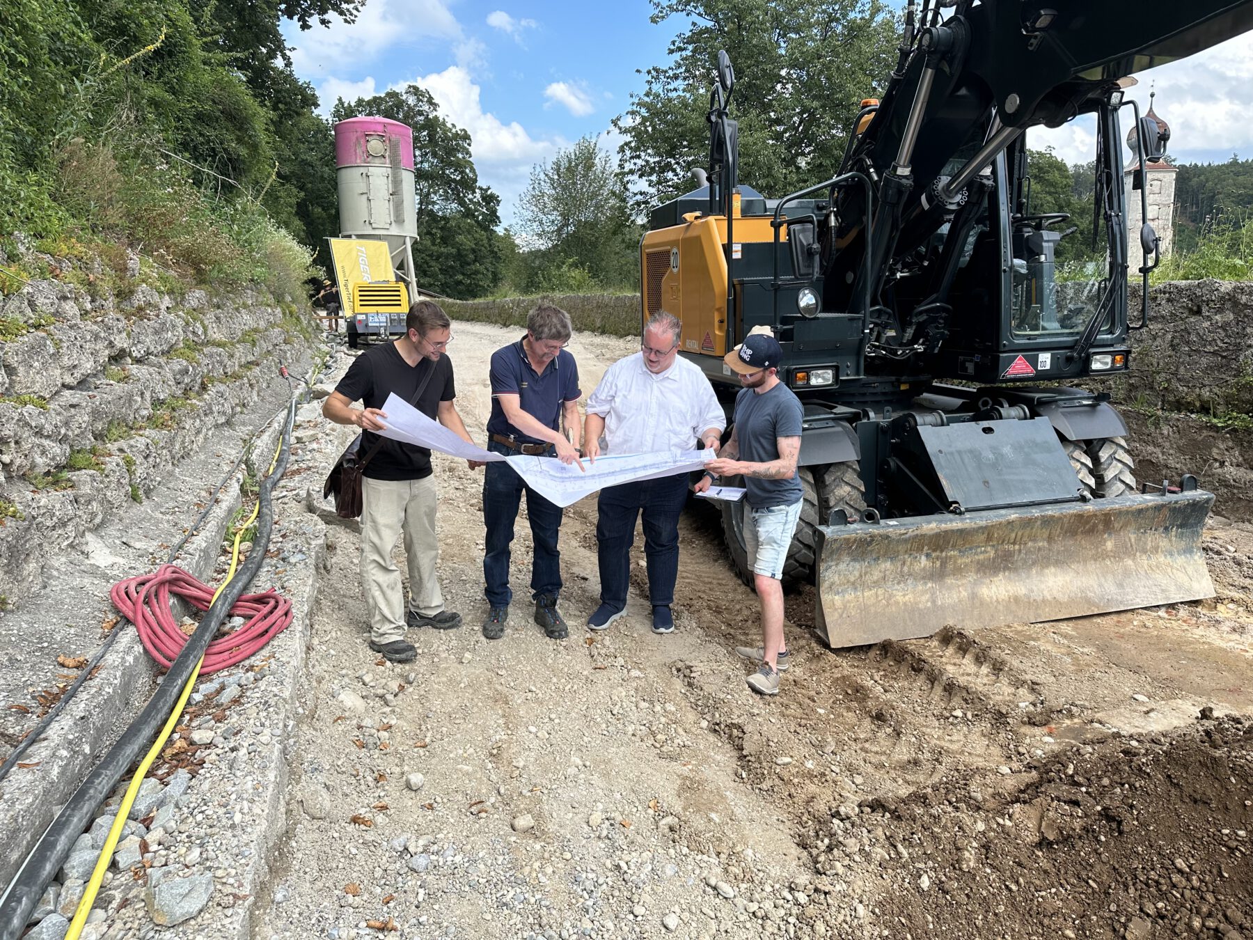 Im Bild v.l.n.r. Manuel Fischer, Statiker, Peter Raunecker Planer, Werner Lechner, Projektleiter, Manuel Siglreitmaier, Bauleiter Röde GmbH © Stadt Burghausen