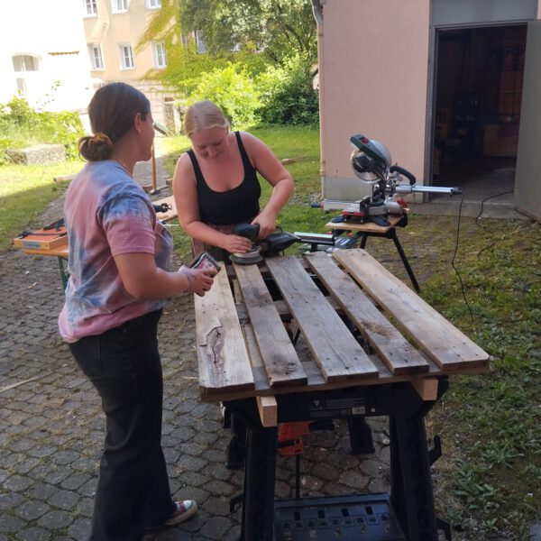 Arbeiten an der neuen Bar im FZH © Sarah Waizmann Arbeiten an der neuen Bar im FZH © Sarah Waizmann