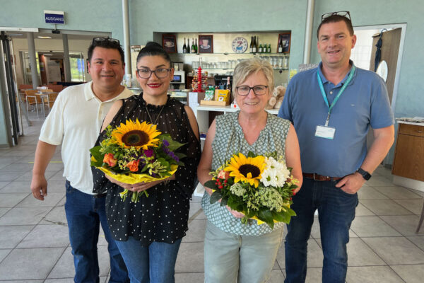 BUZ: (v.li.) Das neue Pächterehepaar Dianeth Gonzales mit Ehemann David, die langjährige Kioskbetreiberin Christine Unterhuber und Standortleiter Oliver Keller. Foto: Schmitzer/InnKlinikum