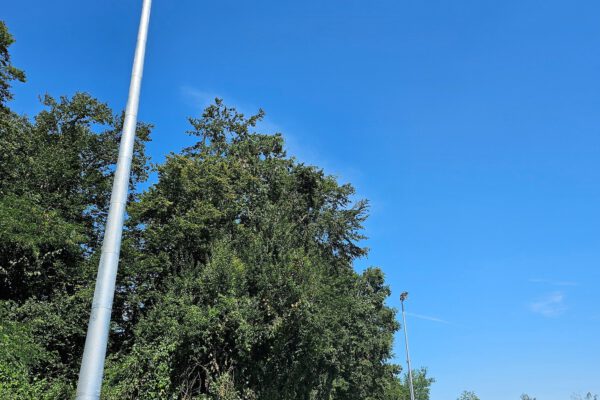 Die neue Sirene in Raitenhaslach ist 14 m hoch und warnt zusätzlich zur Feuerwehr auch die Raitenhaslacher im Katastrophenfall © Stadt Burghausen/ebh