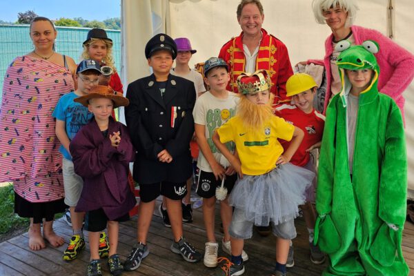 Erster Bürgermeister Florian Schneider, hinten Mitte, mit der Clownerie des Zirkuscamps 2024. © Stadt Burghausen/ebh