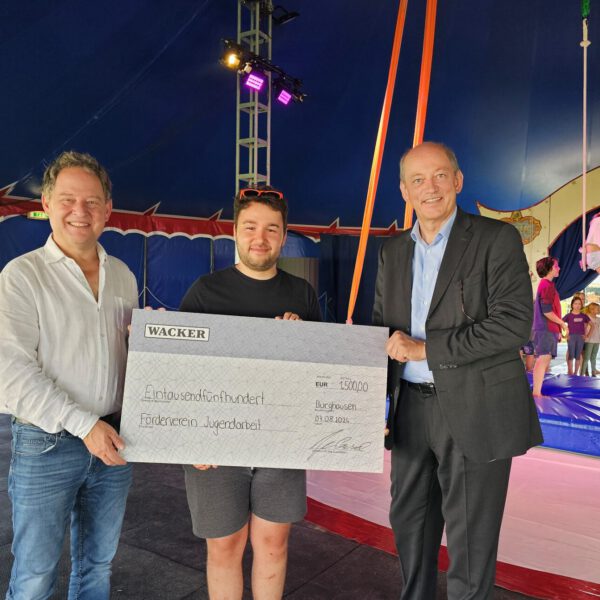 Wacker unterstützt das Zirkuscamp mit 1 500 Euro  Erster Bürgermeister Florian Schneider (links), David Broz, Vorsitzender des Fördervereins für die Jugendarbeit in der Stadt Burghausen e  V , und Wacker Werksleiter Dr  Peter von Zumbusch © Stadt Burghausen/ebh