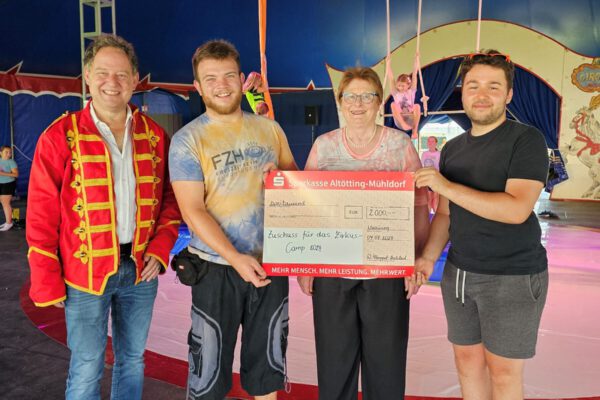 Der Verein ProPräventiv Altötting e. V. spendet 2.000 Euro an das Zirkuscamp. Erster Bürgermeister Florian Schneider (links), Marcel Anslinger, Leiter des Freizeitheims und Zeltmeister, Waltraud Himpsl-Philibert, Vorsitzende des Vereins ProPräventiv Altötting e. V., und David Broz, Vorsitzender des Fördervereins für die Jugendarbeit in der Stadt Burghausen e. V © Stadt Burghausen/ebh