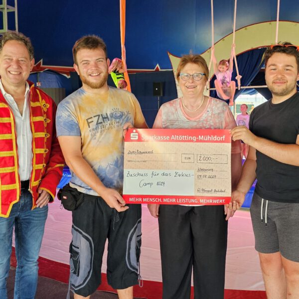 Der Verein ProPräventiv Altötting e  V  spendet 2 000 Euro an das Zirkuscamp  Erster Bürgermeister Florian Schneider (links), Marcel Anslinger, Leiter des Freizeitheims und Zeltmeister, Waltraud Himpsl Philibert, Vorsitzende des Vereins ProPräventiv Altötting e  V , und David Broz, Vorsitzender des Fördervereins für die Jugendarbeit in der Stadt Burghausen e  V © Stadt Burghausen/ebh