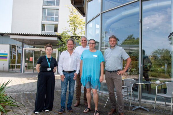 Vor dem Burghauser Krankenhaus: Referentin Angelique Zinn, Erster Bürgermeister Florian Schneider, Vorstandvorsitzender des InnKlinikums Thomas Ewald, Bianca Kreil und Einrichtungsleiter InnCare Christian Kerschner Fotocredit: Stadt Burghausen / Königseder