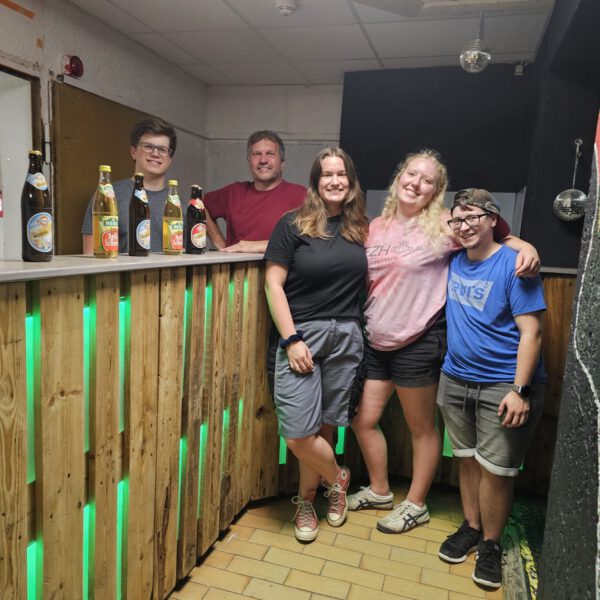 In der neuen Bar des FZH David Waizmann (v.l.), Peter Waizmann, Sarah Waizmann, Lina Spindler sowie Laurin Karsten © Stadt Burghausen/ebh In der neuen Bar des FZH David Waizmann (v.l.), Peter Waizmann, Sarah Waizmann, Lina Spindler sowie Laurin Karsten © Stadt Burghausen/ebh