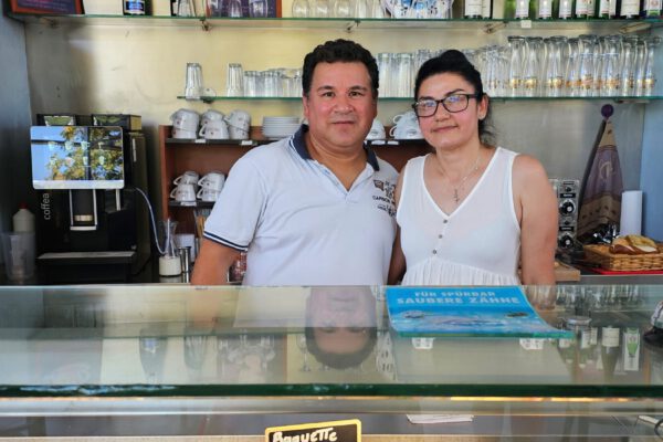 Die neue Pächterin des Kiosks im Burghauser Krankenhaus, Dianeth Gonzales, mit ihrem Ehemann David © Stadt Burghausen/ebh