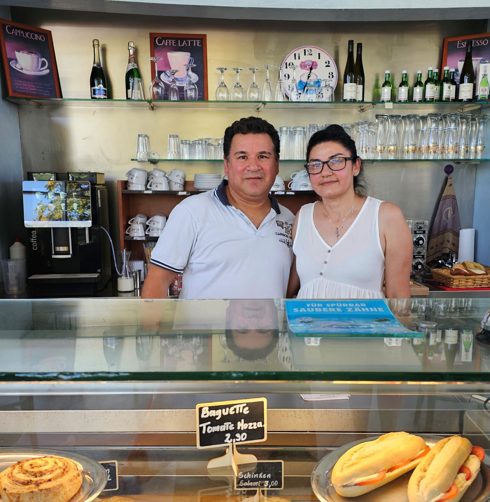 Die neue Pächterin des Kiosks im Burghauser Krankenhaus, Dianeth Gonzales, mit ihrem Ehemann David © Stadt Burghausen/ebh