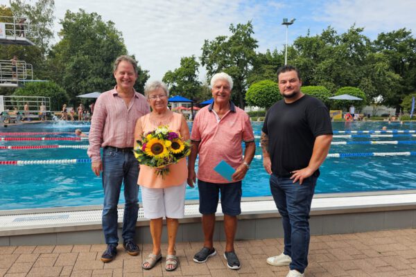 Das Ehepaar Christel und Paul Pieczka waren die 100.000 Besucher des Burghauser Freibads in der Saison 2024. Erster Bürgermeister Florian Schneider und technischer Bäderleiter Florian Moser übergaben dem Ehepaar Blumen und einen Gutschein © Stadt Burghausen/ebh