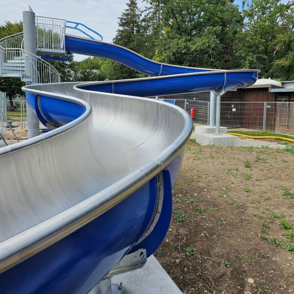 Die neue blaue Rutsche im Freibad ist am 21. August 2024, eröffnet worden © Stadt Burghausen/ebh Die neue blaue Rutsche im Freibad ist am 21. August 2024, eröffnet worden © Stadt Burghausen/ebh