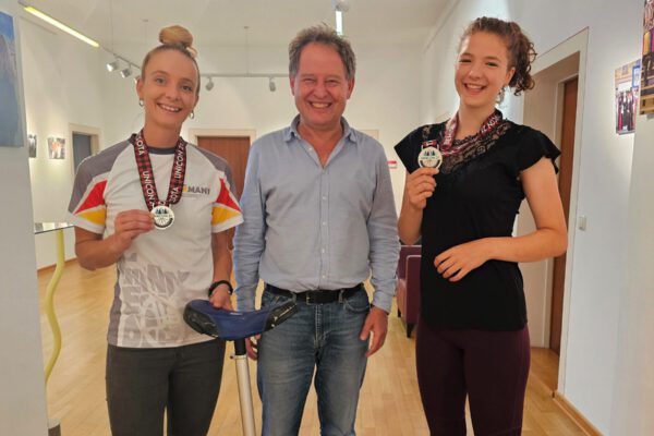 Erster Bürgermeister Florian Schneider beglückwünschte Amelie Herbst (r.) und Lisa Hanny, die bei den Einrad-Weltmeisterschaften 2024 insgesamt 10 Medaillen gewonnen haben. © Stadt Burghausen/ebh