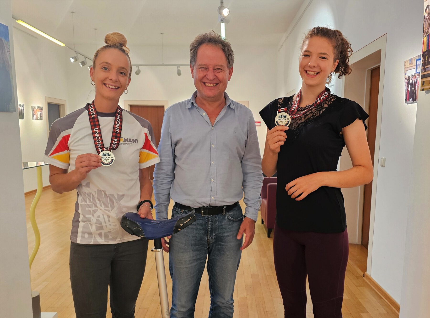 Erster Bürgermeister Florian Schneider beglückwünschte Amelie Herbst (r.) und Lisa Hanny, die bei den Einrad-Weltmeisterschaften 2024 insgesamt 10 Medaillen gewonnen haben. © Stadt Burghausen/ebh