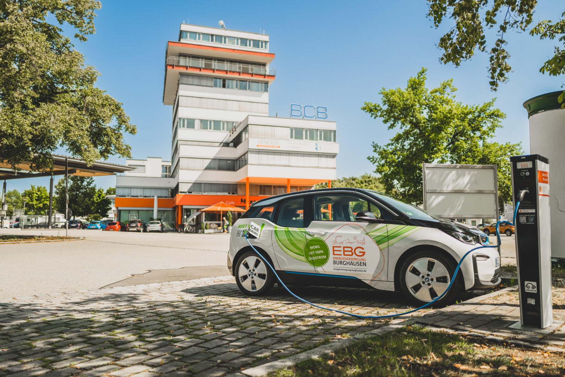 Das Sharing-Auto der EBG steht ab 2. September 2024 am Bahnhof/Berliner Platz in der Neustadt Fotocredit: Manuel Hollenbach für EBG