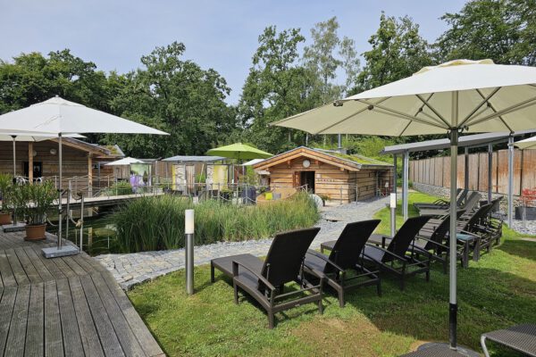 Insgesamt vier Überdachungen bauten die Bäder Burghausen im Saunagarten auf © Stadt Burghausen 2024/ebh Insgesamt vier Überdachungen bauten die Bäder Burghausen im Saunagarten auf © Stadt Burghausen 2024/ebh