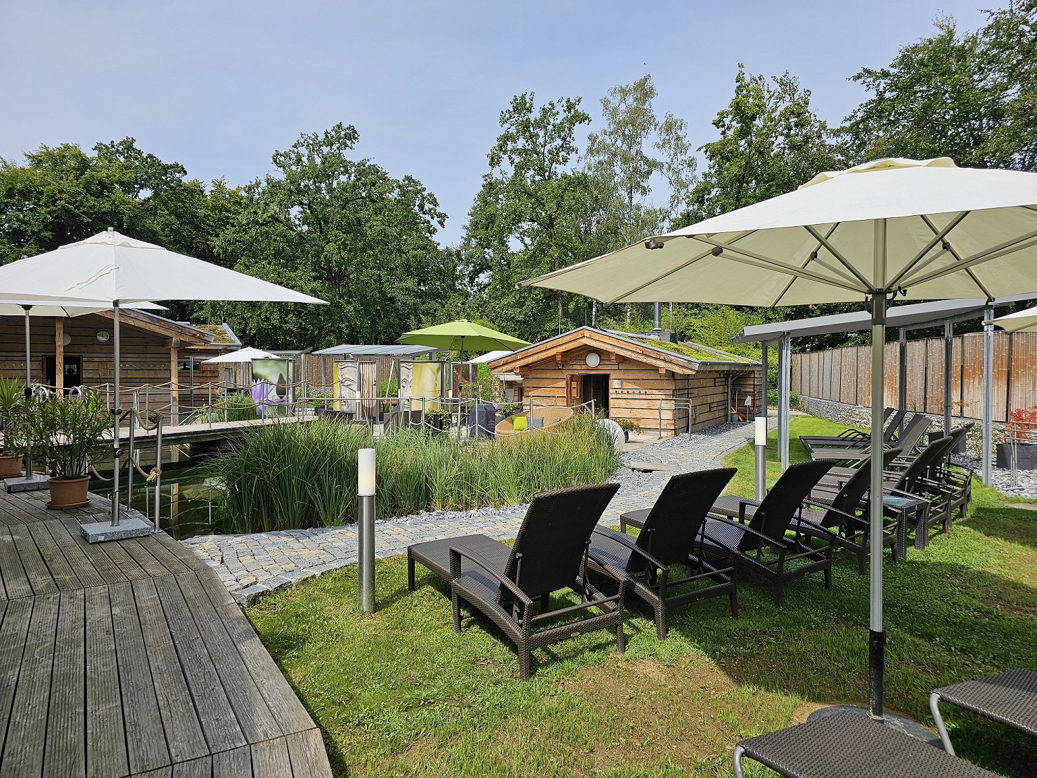 Insgesamt vier Überdachungen bauten die Bäder Burghausen im Saunagarten auf © Stadt Burghausen 2024/ebh