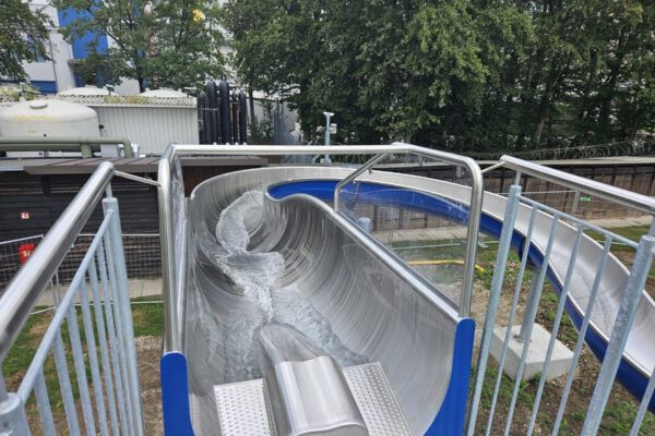 Die neue Rutsche im Burghauser Freibad ist aus Edelstahl und blau lackiert © Bäder Burghausen