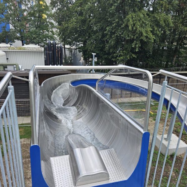 Die neue Rutsche im Burghauser Freibad ist aus Edelstahl und blau lackiert © Bäder Burghausen Die neue Rutsche im Burghauser Freibad ist aus Edelstahl und blau lackiert © Bäder Burghausen