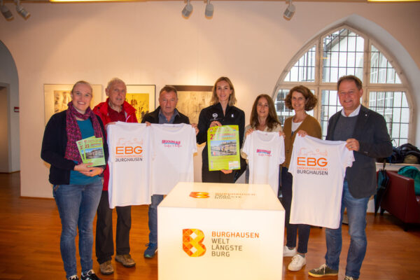 Mitte: Alexandra Burghardt mit v.l. Elli Huster von der Bürgerinsel, Josef Helfensdörfer und neben ihm Johann Breckner als ehrenamtliche Organisatoren, Alex Burghardt, Dagmar Riesinger vom SV Wacker, Tanja Erb von der EBG sowie Erster Bürgermeister Florian Schneider. Mitte: Alexandra Burghardt mit v.l. Elli Huster von der Bürgerinsel, Josef Helfensdörfer und neben ihm Johann Breckner als ehrenamtliche Organisatoren, Alex Burghardt, Dagmar Riesinger vom SV Wacker, Tanja Erb von der EBG sowie Erster Bürgermeister Florian Schneider.