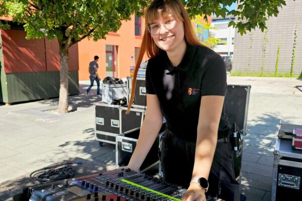 Alina Wöltje ist Auszubildende zur Fachkraft für Veranstaltungstechnik bei der Stadt Burghausen und kennt sich mich Mischpulten und Lichttechnik inzwischen gut aus © Stadt Burghausen/ebh Alina Wöltje ist Auszubildende zur Fachkraft für Veranstaltungstechnik bei der Stadt Burghausen und kennt sich mich Mischpulten und Lichttechnik inzwischen gut aus © Stadt Burghausen/ebh