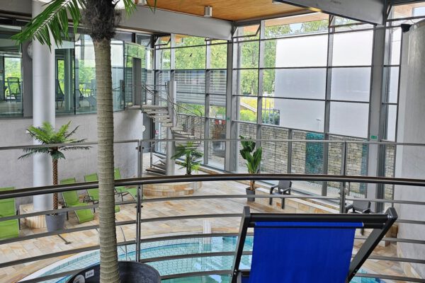 Das Hallenbad öffnet am 9. September 2024. U.a. gibt es eine neue Liegefläche mit Blick über das Erlebnisbecken © Stadt Burghausen/ebh