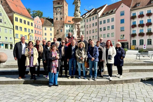 Fotos: Stadt Burghausen Das Gruppenfoto mit Erstem Bürgermeister Florian Schneider, Mitgliedern des Stadtrates sowie Mitarbeitern aus der Verwaltung ist in Landsberg in der Altstadt entstanden.
