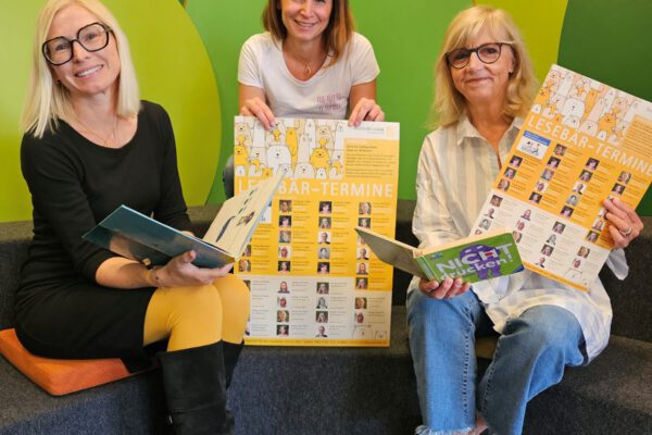 Bibliotheksleiterin Christin Moll (mitte) mit zwei der ehrenamtlichen Vorleserinnen, Carina Ulsamer (l.) und Jutta Wolfersberger. Fotocredit: Stadt Burghausen/ebh Bibliotheksleiterin Christin Moll (mitte) mit zwei der ehrenamtlichen Vorleserinnen, Carina Ulsamer (l.) und Jutta Wolfersberger. Fotocredit: Stadt Burghausen/ebh