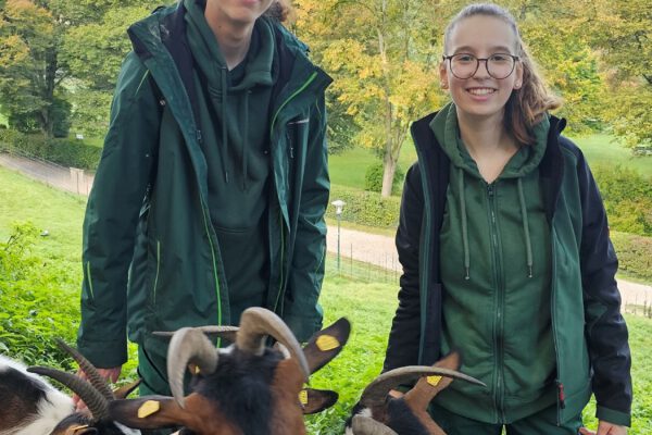 Annalena Wallner (r.) und Joel Feige absolvieren seit Anfang September 2024 ein Freiwilliges ökologisches Jahr im Umweltamt der Stadt Burghausen. Fotocredit: Stadt Burghausen/ebh