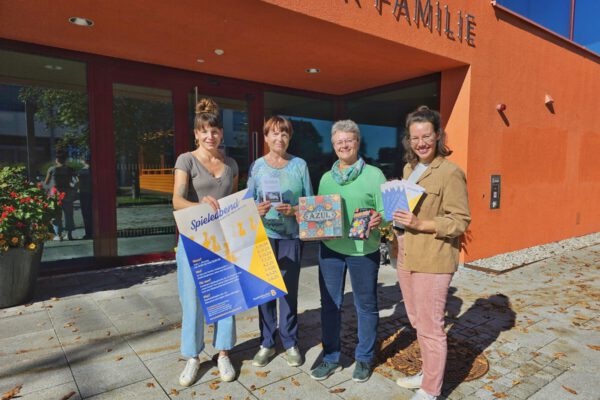 Der Spieleabend für Erwachsene sowie der Workshop für kreatives Schreiben finden in Zukunft im Haus der Familie statt. V. l. n. r.: Christin Moll, Leiterin der Stadtbibliothek, Regine Baumgärtel, Leiterin des Workshops „Kreatives Schreiben“ in der Stadtbibliothek, Christiane Rüdiger, Organisatorin der Spieleabende, und Christine Auberger, Leiterin des Hauses der Familie. © Stadt Burghausen/ebh
