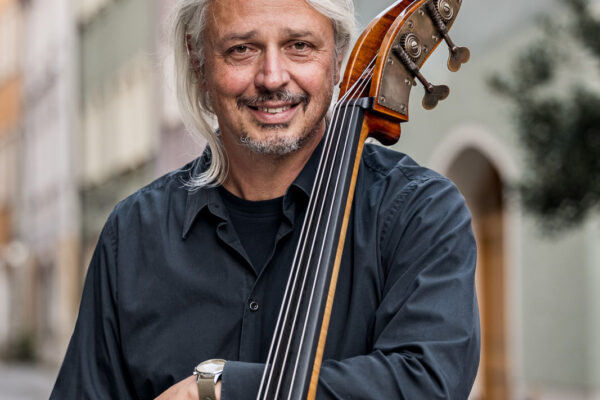 Neuer Musikschulleiter Claus Freudenstein mit dem Bass