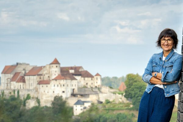 Sigrid Resch_c_Andrea Oble (1) Die erfolgreiche Tourismusbilanz ist für Sigrid Resch, Geschäftsführerin der Burghauser Touristik, kein Grund, sich zurückzulehnen. Stattdessen laufen die Vorbereitungen für das 1000-jährige Jubiläum von Burghausen auf Hochtouren. Fotocredit: Burghauser Touristik/Andrea Obele