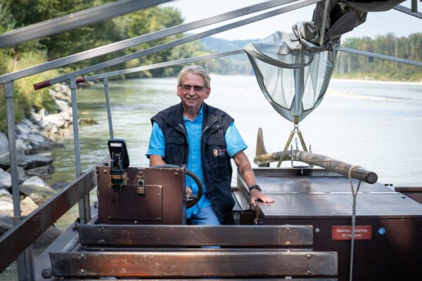 Sepp Kramler lenkt als neu ausgebildeter Plättenfahrer die Plätte „Burghausen“ sicher auf der Salzach. Fotocredit: Burghauser Touristik/Andrea Obele