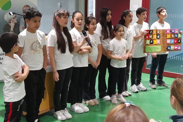 Fotos: Sprachen lernen hält jung: vhs-Kursleiterin Claudia Zahn mit ihrer Englisch-Klasse im Haus der Familie. Die Arabische Schule beim Internationalen Tag der Muttersprache 2024 im Haus der Familie. Fotocredit: © Stadt Burghausen/Haus der Familie