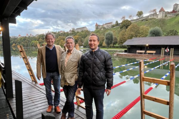 Inspizierten den Winterbadeplatz vor der Eröffnung: Erster Bürgermeister Florian Schneider, Stefan Hetzer, 1. Vorstand Serwus Burghausen, und Stefan Sajdak, kaufmännischer Leiter Bäder Burghausen. Fotocredit: Stadt Burghausen/sast
