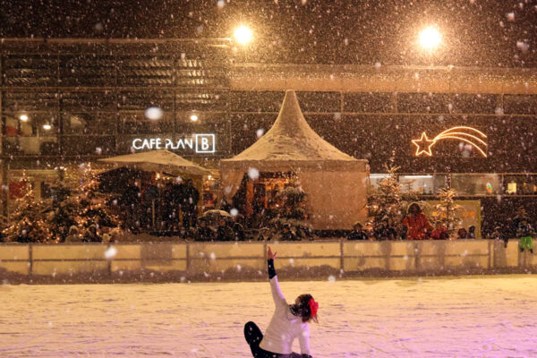 Darbietung auf der Eisfläche vor dem Bürgerhaus im Dezember 2023. Fotocredit: Stadt Burghausen