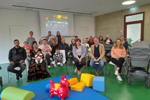 Elf Familien waren der Einladung von Familienreferentin Doris Graf ins Haus der Familie gefolgt. Fotocredit: Stadt Burghausen / Auberger