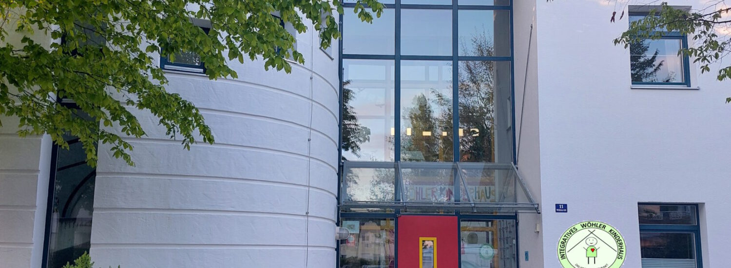 2025_website_Hausansicht_logo Eingang zum Wöhler Kinderhaus
