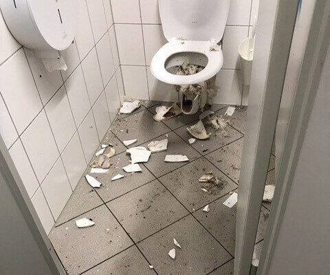 Die Toilettenanlage am Lindacher Platz muss vier bis fünf Mal jährlich wegen Vandalismus erneuert werden. Fotocredit: Stadt Burghausen / Gebäudemanagement