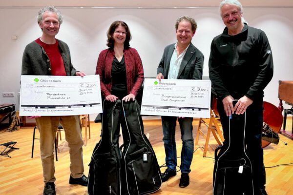 Josef Irgmaier (v.l.), Vorsitzender des Förderkreises, Astrid Eppelsheim, stellvertr. Schulleiterin der Musikschule, Erster Bürgermeister Florian Schneider, Musikschulleiter Claus Freudenstein. Fotocredit: Stadt Burghausen / Musikschule