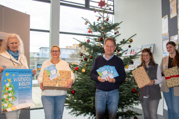 Fotocredit: Erster Bürgermeister Florian Schneider mit dem Team des Bürgerhauses Elena Wagenhofer (v.r.), Leiterin Magdalena Weber, Nancy Stanke und stellv. Leiterin der Stadtbibliothek Lisa Kost. Stadt Burghausen / köx Fotocredit: Erster Bürgermeister Florian Schneider mit dem Team des Bürgerhauses Elena Wagenhofer (v.r.), Leiterin Magdalena Weber, Nancy Stanke und stellv. Leiterin der Stadtbibliothek Lisa Kost. Stadt Burghausen / köx