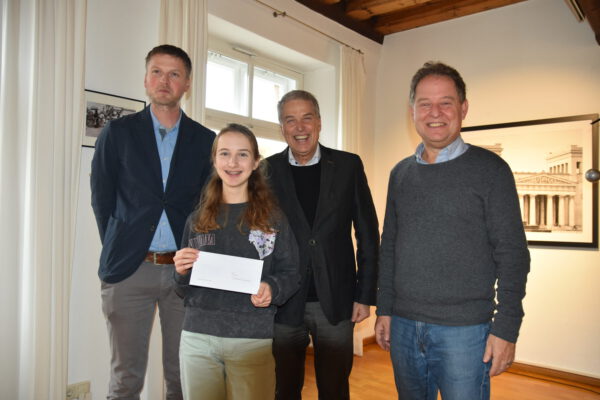 PM 317 Cosima Enderle vom Kumax beim Empfang im Rathaus mit Bgm Schneider Erster Bürgermeister Florian Schneider (v.r.) gratulierte Schulleiter Christian Wagner sowie Lehrer Benedikt Waas zu dem erfolgreichen Projekt und sprach mit Schülerin Cosima Enderle über ihre literarischen Ambitionen. Als kleine Aufmerksamkeit überreichte das Stadtoberhaupt Burghauser 10er, womit sich die 14-Jährige beispielsweise Bücher im Burghauser Einzelhandel kaufen kann. Fotocredit: Stadt Burghausen / Königseder