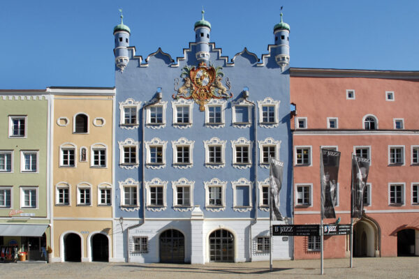 Das Gebäude des Stadtsaals am Stadtplatz, Veranstaltungsort der Bürgerversammlung 2025