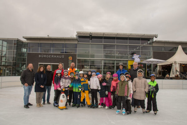 Eröffnung Eisplatz mit der 3c der Johannes Hess Schule