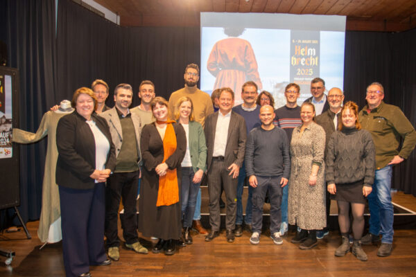 Das Team Helmbrecht mit Regisseur Moritz Katzmair, Autor Christian Lex, Projektkoordinator und Regieassistenz Dominik Gantenhammer sowie Erstem Bürgermeister Florian Schneider und vielen Ehrenamtlichen von Dokumentation über Sponsoring bis Laiendarsteller bei der Pressekonferenz. Fotocredit: Stadt Burghausen / Königseder