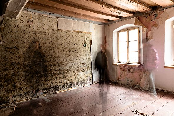 Georg Oberweger zeigte den jungen Fotografen und Fotografinnen Katharina, Ronja, Marla und Finn, wie man Geister fotografiert