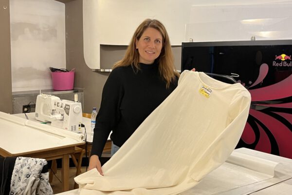 Marina Landauer mit ihrer Nähmaschine. Fotocredit: Sammet