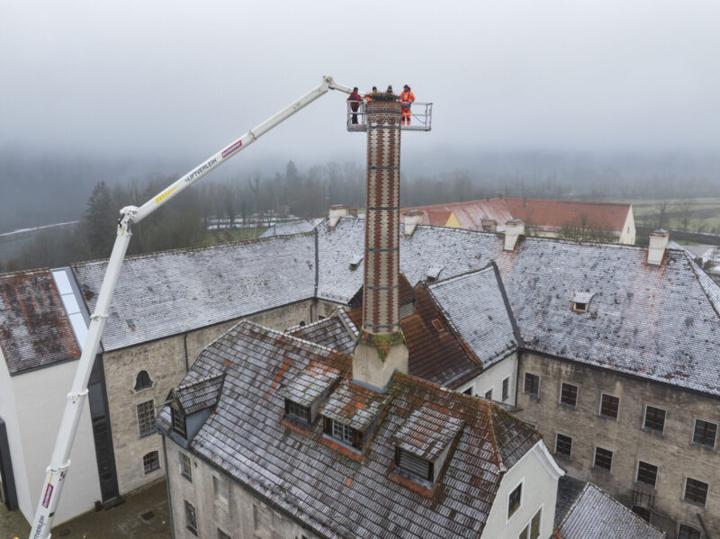 Storchenhilfe in Raitenhaslach: Neues Nest für Frühlingsboten Foto: Hans Mitterer
