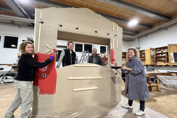 Foto: Die Burghauser Künstlerin Nada Jordan (v.l.), die städtischen Schreiner im Bauhof Markus Salzinger sowie Christoph Bonauer und Sabina Schneider Reisinger beim Streichen der menschlichen Jukebox. Fotocredit: Stadt Burghausen / Königseder Foto: Die Burghauser Künstlerin Nada Jordan (v.l.), die städtischen Schreiner im Bauhof Markus Salzinger sowie Christoph Bonauer und Sabina Schneider Reisinger beim Streichen der menschlichen Jukebox. Fotocredit: Stadt Burghausen / Königseder