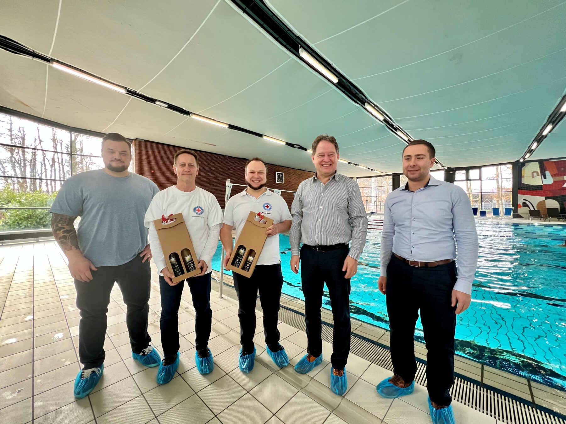 Foto: Bäderleiter Florian Moser, Bernhard Huber von der Wasserwacht Burgkirchen-Emmerting, Mayer Robert von der Wasserwacht Burghausen, Erster Bürgermeister Florian Schneider und Bäderleiter Stefan Sajdak. Fotocredit: Stadt Burghausen / Königseder
