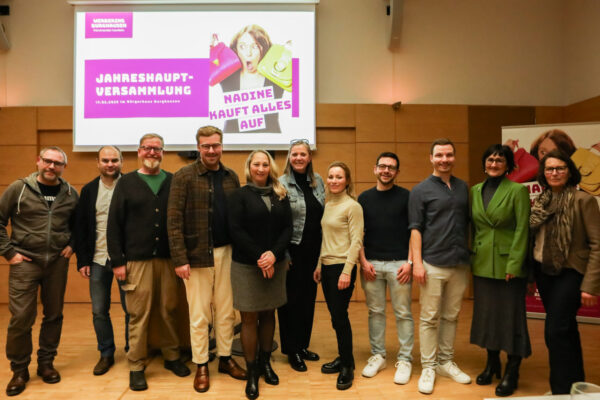 BU: Werbering Vorstandschaft und Mitarbeiter von links: 2. Vorsitzender Christian Baumgartner, Michael Lichtenegger, Christian Fuchs, Johannes Mayer, Geschäftsführerin Simone Mayer, 1. Vorsitzende Petra Forstpointner, Christina Ehberger, Wenzel Breu, Simon Geith, Sigrid Resch und Theresia Lauritz © Werbering Burghausen