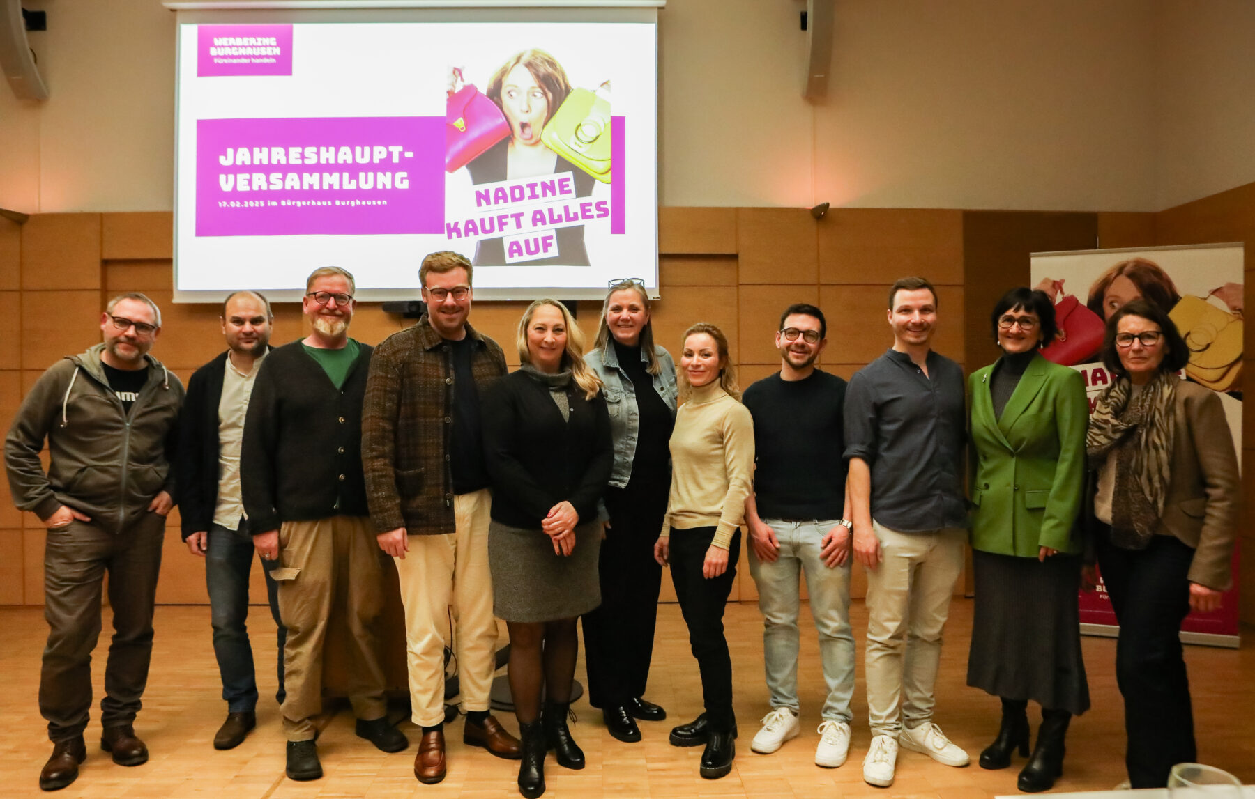BU: Werbering Vorstandschaft und Mitarbeiter von links: 2. Vorsitzender Christian Baumgartner, Michael Lichtenegger, Christian Fuchs, Johannes Mayer, Geschäftsführerin Simone Mayer, 1. Vorsitzende Petra Forstpointner, Christina Ehberger, Wenzel Breu, Simon Geith, Sigrid Resch und Theresia Lauritz © Werbering Burghausen